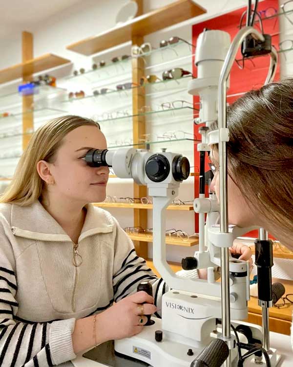 Adaptation de lentilles chez OPTO Design, opticien à Nantes